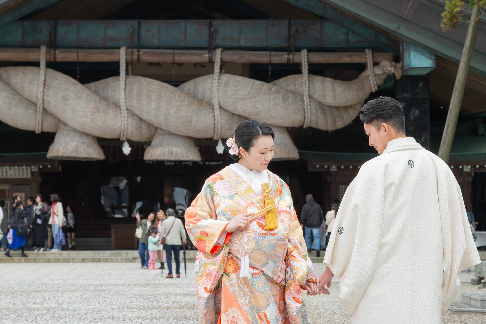 出雲大社結婚式場・神楽殿の大注連縄と新郎新婦